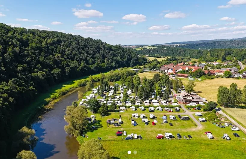 Luftaufnahme des Campingplatzes Fuldaschleife an der Fulda
